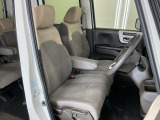 【ベンチシート】運転席と助手席の移動もスムーズ!狭い駐車場での乗り降りや、お子様の乗り降りにも便利です。座席の間にコンソールボックスやドリンクホルダーがないため、車内空間が広く感じます。