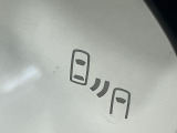 【ブラインドスポットモニター】走行中、ドアミラーの死角になりやすい箇所に後続車が接近するとサイドミラーのレンズに警告を表示!ドライバーに注意喚起をしてくれます。