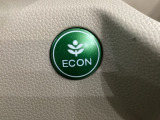 ECONモードをONにするとアクセルペダルの動きに対するエンジンの反応とエアコンの制御を切り換えることで、燃費のいい運転をするドライバーがペダルを踏んだ時と同じようにエンジンを制御します。