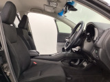 広い足元にゆったり座れるシートには肘掛けも装備しており長距離の運転でも疲れにくくなってます。女性でも運転がしやすいように、シートの高さ調整機能(シートリフター)がついています。