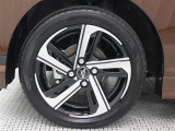 15インチアルミホイール(切削)が装着されています。タイヤサイズ165/55R15