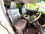 運転席まわりには十分なスペースがあり、大柄な方でもゆったり運転していただける環境です。