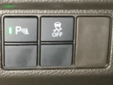 ハンドルの左下にHondaセンシング用の、VSA(ABS+TCS+横滑り抑制)解除スイッチなどがついています。