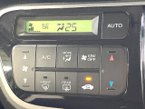 【オートエアコン】一度お好みの温度に設定すれば、車内の温度を検知し風量や温度を自動で調整。暑い&hellip;寒い&hellip;と何度もスイッチ操作をする必要はありません。快適な車内空間には必須の機能ですね♪