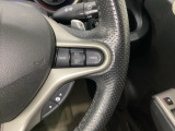 ステアリングの裏側、左右にパドルシフトがついています。右が+、左が-の操作でシフトチェンジを行い、エンジンブレーキなどのマニュアル操作ができます。