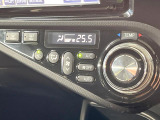【オートエアコン】一度お好みの温度に設定すれば、車内の温度を検知し風量や温度を自動で調整。暑い&hellip;寒い&hellip;と何度もスイッチ操作をする必要はありません。快適な車内空間には必須の機能ですね♪