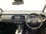 車内は光触媒抗菌消臭施工済です。インパネ周りはスタイリッシュなデザインで機能や装備も充実しています。グローブボックスやカップホルダーのほかにトレーなどたくさんの収納スペースが付いています。