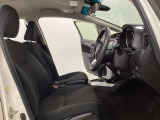 広い足元にゆったり座れるシートは長距離の運転でも疲れにくいシートです。女性でも運転がしやすいようにシートの高さ調整機能(シートリフター)がついています。