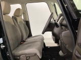 女性でも運転がしやすいように、シートの高さ調整機能(シートリフター)がついています。運転席と助手席の間が空いている為、助手席側への移動がスムーズです。交通量の多い道でも助手席側から乗り降りができます。