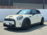 MINIの5doorのSDが入庫いたしました。ボディーカラーは、ペッパーホワイトでございます。