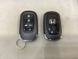 スマートキーを装備しています。鍵を差し込むことなくドアロックの開け閉めと、スタートボタン操作でのエンジンスタートができます。ボタン操作でトランクが開けられる電動テールゲートのボタンもついています。