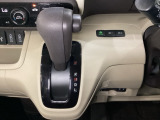 CVT車のセレクトレバーです。低速から高速まで、変速ショックのないスムーズな走りを実現するとともに、エンジン効率のよい領域を維持することで燃費にも貢献します。