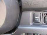 アイドリングストップ機能付です。特別な操作をしなくても、普段通りの運転をするだけで、エコドライブができる機能です。OFFボタンがありますので、必要に応じて使い分けてください。