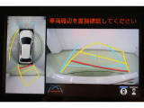 ハンドル操作にあわせてガイドラインが変化するバックカメラ搭載。後退時に後方が見えるのは安心ですね。全方位モニターも搭載しているので、周囲の状況を確認しながら駐車出来ます。慣れない場所でも心強いですよ。