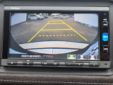 駐車時の安全確認をサポートするバックカメラも使用できます。インターナビで様々な情報を得ることもできます。
