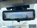【スマートリヤビューミラー】後席の大きな荷物や同乗者で後方が確認しづらい時でも安心!カメラが撮影した車両後方の映像をルームミラー内に表示。クリアな視界で状況の確認が可能です!