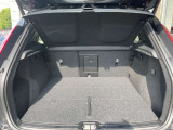 カーゴスペースはフラットで荷物が積みやすくなっています。60:40分割可倒式シートバッグを倒せば、長尺物や、より多くの荷物も楽々積んでいただけます。いろいろなシートアレンジで、便利にお使いください。