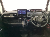 車内は光触媒抗菌消臭施工済です。スタイリッシュなデザインでスポーティなインパネ周りを演出します。グローブボックスやカップホルダーのほかにトレーなどたくさんの収納スペースが付いています。