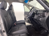 女性でも運転がしやすいように、シートの高さ調整機能(シートリフター)がついています。広い足元にゆったり座れるシートには肘掛も装備しており長距離の運転でも疲れにくいシートです。