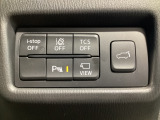 運転席脇のクラスタースイッチ部分にはカメラ切り替えスイッチ、パーキングセンサー、その他走行系スイッチを集中配置しております。電動リアゲート開閉スイッチも大きく配置。