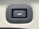 【パワーバックドア】スマートキーや運転席のボタンを押すだけでリアゲートが自動で開閉します!荷物を持っている時や、高い位置にあるバックドアを閉める際に便利な機能です♪
