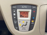 【オートエアコン】一度お好みの温度に設定すれば、車内の温度を検知し風量や温度を自動で調整。暑い&hellip;寒い&hellip;と何度もスイッチ操作をする必要はありません。快適な車内空間には必須の機能ですね♪