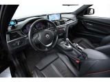 インテリアにも上質なレザーや専用メーターパネルなどが備わり、通常のBMW 3シリーズとは一線を画す特別な空間を演出しています。