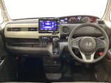 車内は光触媒抗菌消臭施工済です。スタイリッシュなデザインで暖かみのあるインパネ周りを演出します。グローブボックスやカップホルダーのほかにトレーなどたくさんの収納スペースが装備されています。