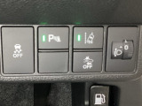 ハンドルの右側にはヘッドライトレベライザーとHondaセンシング用のメインスイッチがついています。ヘッドライトレベライザーは道路状況や積荷の加重に応じてライトの高さを調節できます。