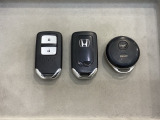 スマートキーを装備しています。鍵を差し込むことなくドアロックの開け閉めと、スタートボタン操作でのエンジンスタートができます。加えて、純正リモコンエンジンスターター用の操作キーもついています。