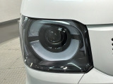 LEDヘッドライトは、点灯の瞬間から最大光量を発揮し、突然暗くなるトンネルなどでの安定感を高めます。
