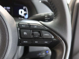 アダプティブクルーズコントロール機能付きです。走行中に先行車の様子を検知しながら、設定した車速の範囲内で先行車との距離のキープを支援します。詳細は販売店スタッフまでおたずねください。