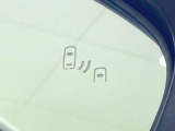 【ブラインドスポットモニター】走行中、ドアミラーの死角になりやすい箇所に後続車が接近するとサイドミラーのレンズに警告を表示!ドライバーに注意喚起をしてくれます。