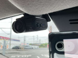 最近では付いてる車も多くなってきました。中古車ではまだまだ付いていればラッキーなドライブレコーダーです♪
