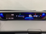 デジタル表示のスピードメーターとタコメーターを大きく配した見やすいメーター部になっています。左側のインフォメーション画面でオドメーターや燃費などの情報を確認できます。