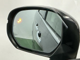 ブラインドスポットインフォメーションは走行中、斜め後ろに車両を感知すると、ドアミラー上のマークを点灯してお知らせします