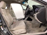 運転席は8WAYの電動パワーシートになっています。電動で前後のスライドやシートハイト、背もたれのリクライニングの調節ができ、微調整もききますのでお好みのシート位置に合わせることができます。