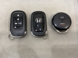 スマートキーを装備しています。鍵を差し込むことなくドアロックの開け閉めと、スタートボタン操作でのエンジンスタートができます。加えて、純正リモコンエンジンスターター用の操作キーもついています。