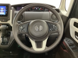 ハンドルにHondaセンシング系のクルーズコントロールやレーンキープアシストなどのスイッチと、オーディオの操作スイッチが装備されています。ハンドルから手を離さず安全に操作できます。