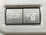 【パワーバックドア】スマートキーや運転席のボタンを押すだけでリアゲートが自動で開閉します!荷物を持っている時や、高い位置にあるバックドアを閉める際に便利な機能です♪