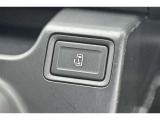 パワースライドドアだから、狭いスペースでも乗り降りラクラク!