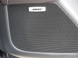 BOSEサウンドシステムを搭載。「良い音を出す」ではなく、その車種のごとに特徴を計算(車種専用設計)し、「反響音」を作り出すことによってどの座席でも自分中心で音が聴こえ、「心地よい空間」を作り出します。