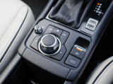 マツダコネクトを操作するコマンダーコントロールです。運転中に自然と手の触れる位置に配置されています。