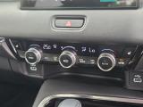 車内環境を自動でコントロールするフルオートエアコン。長距離ドライブも快適です。