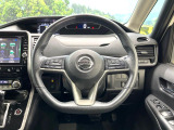 インテリアに合わせたデザインのステアリングは、運転される方のことも考え、運転しやすい形状、大きさです。是非一度、実際に触ってお確かめください。