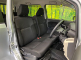 運転席まわりには十分なスペースがあり、大柄な方でもゆったり運転していただける環境です。