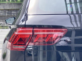 LEDテールランプ(ダイナミックターンインジケーター付き)特徴的な配光パターンによって後続車からの視認性が高まり、万一の追突の危険性を軽減します。