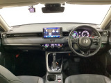 車内は光触媒抗菌消臭施工済です。スタイリッシュなデザインでスポーティなインパネ周りを演出します。グローブボックスやカップホルダーのほかにトレーなどたくさんの収納スペースが付いています。