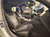 【コックピットシート】BMW車の主役席。車体中央にくる様に配置し車両重心とが一致する事でドライバーと車との一体感あるドライビングを実現。人間工学に基づき形成した形状が長時間のドライブ疲労も軽減します!