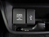 【POWEROUTLET】12V電源ソケットを設置しております。周辺機器の充電にご利用頂けます。便利なUSBジャックも付いています。